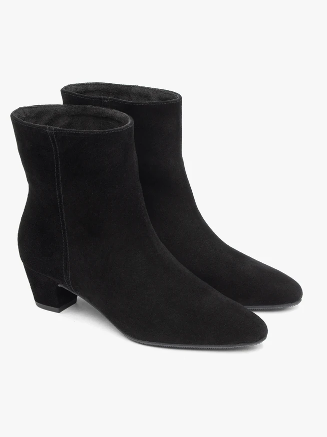 Schwarze Veloursstiefel mit niedrigen Absätzen