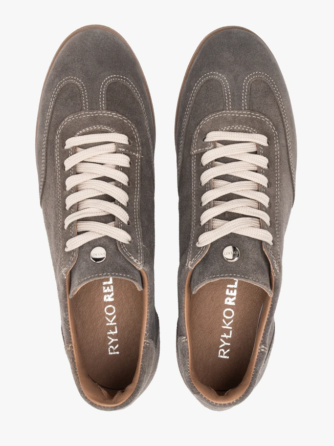 Sportschuhe aus grauem Veloursleder