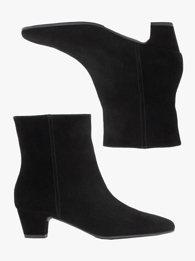 Schwarze Veloursstiefel mit niedrigen Absätzen
