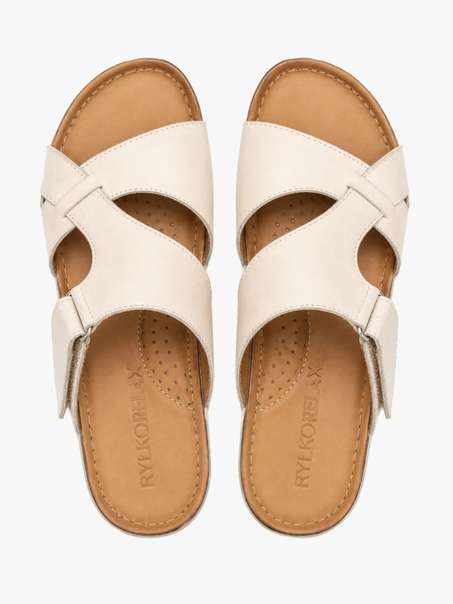Kremowe klapki z platformą