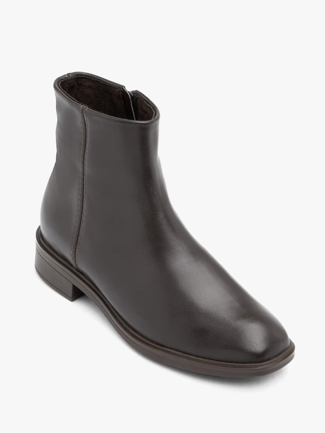 Dunkelbraune flache Stiefel