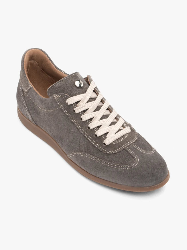 Sportschuhe aus grauem Veloursleder