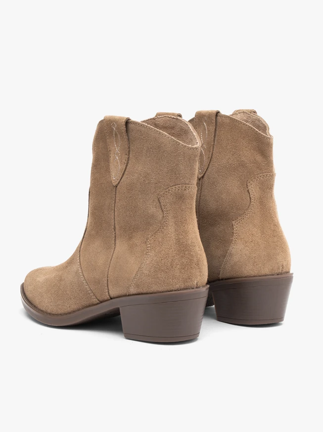 Beigefarbene Cowboystiefel