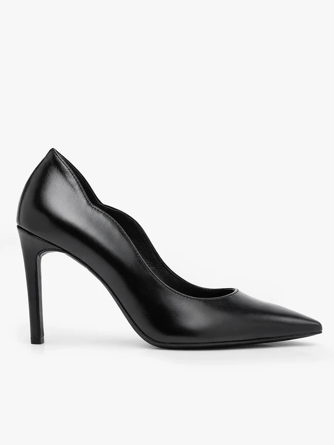 Stiletto-Pumps aus schwarzem genarbtem Leder