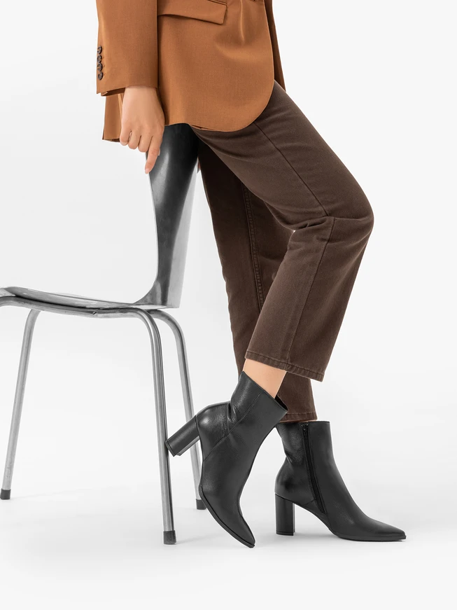Schwarze höhere Stiefel