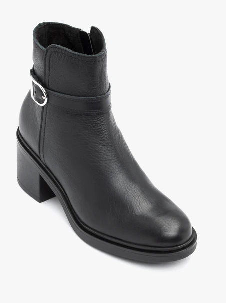 Schwarze Stiletto-Stiefel mit Riemen und Schnalle