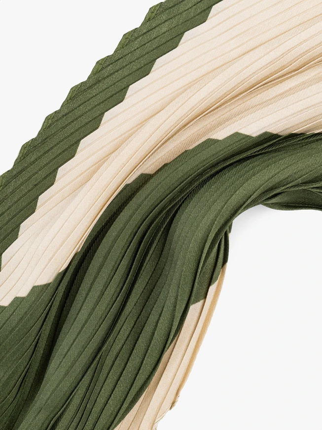 Green scarf 50x50 cm with cream pattern