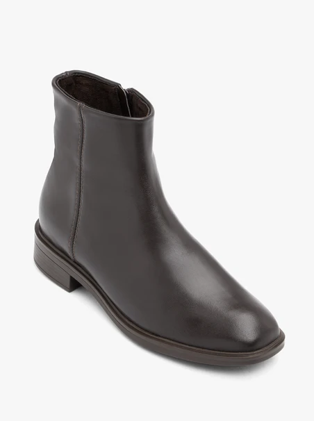 Dunkelbraune flache Stiefel