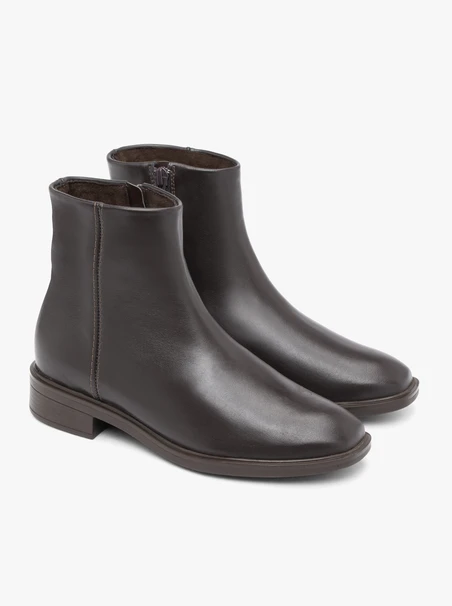 Dunkelbraune flache Stiefel