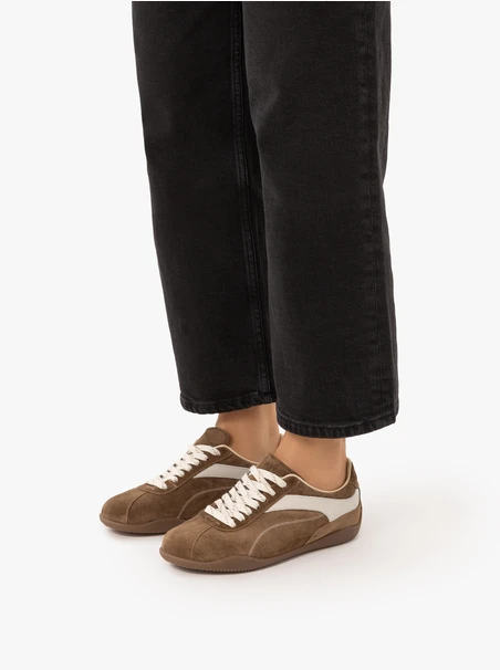 Dunkelbeige Sporthalbschuhe mit weißen Elementen