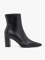 Schwarze höhere Stiefel