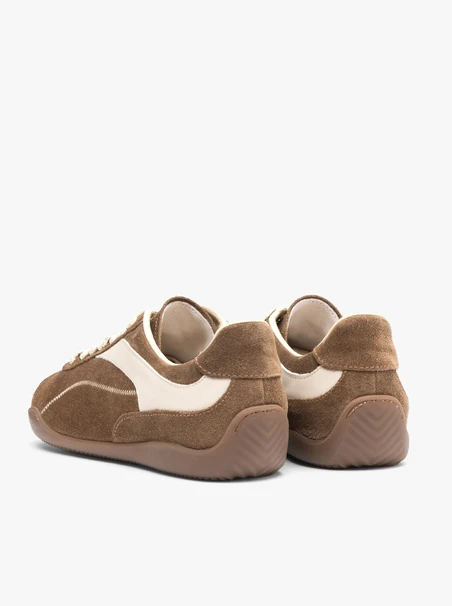 Dunkelbeige Sporthalbschuhe mit weißen Elementen