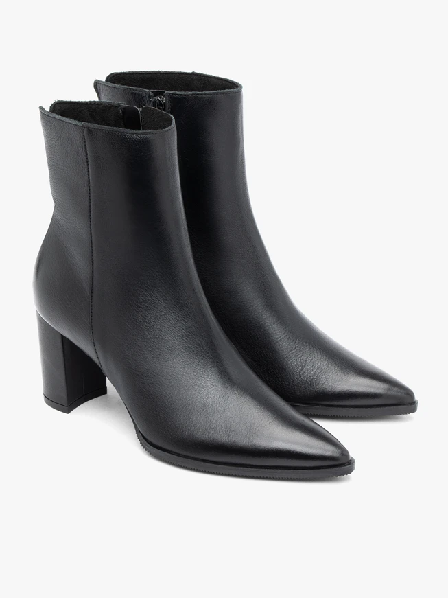 Schwarze höhere Stiefel