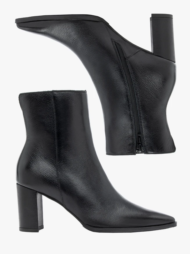 Schwarze höhere Stiefel