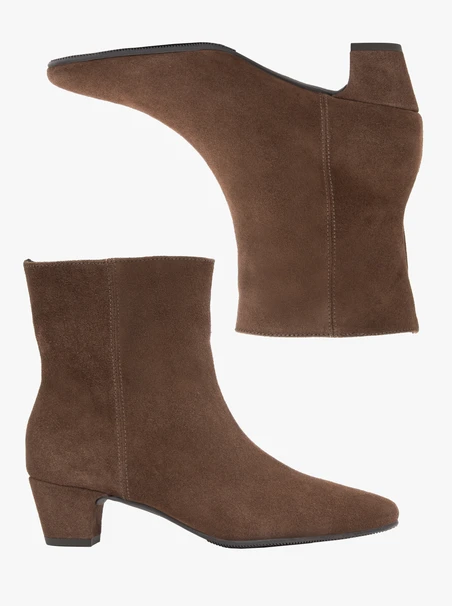 Braune Veloursstiefel mit niedrigen Absätzen