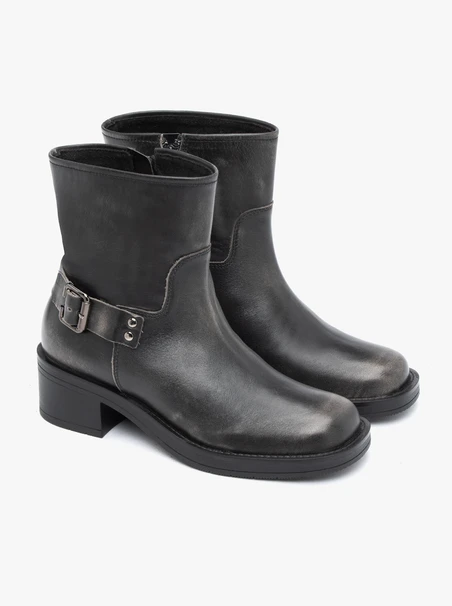 <p>Black-and-gray biker boots</p>