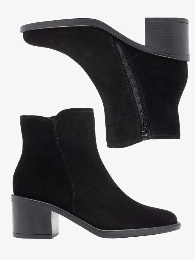 Schwarze Veloursstiefel