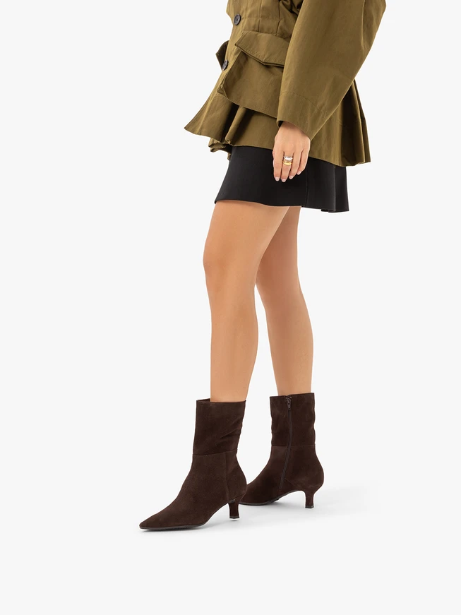 Dunkelbraune hohe Stiefeletten mit Stilettoabsatz