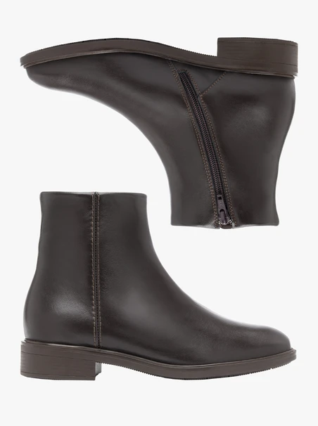 Dunkelbraune flache Stiefel