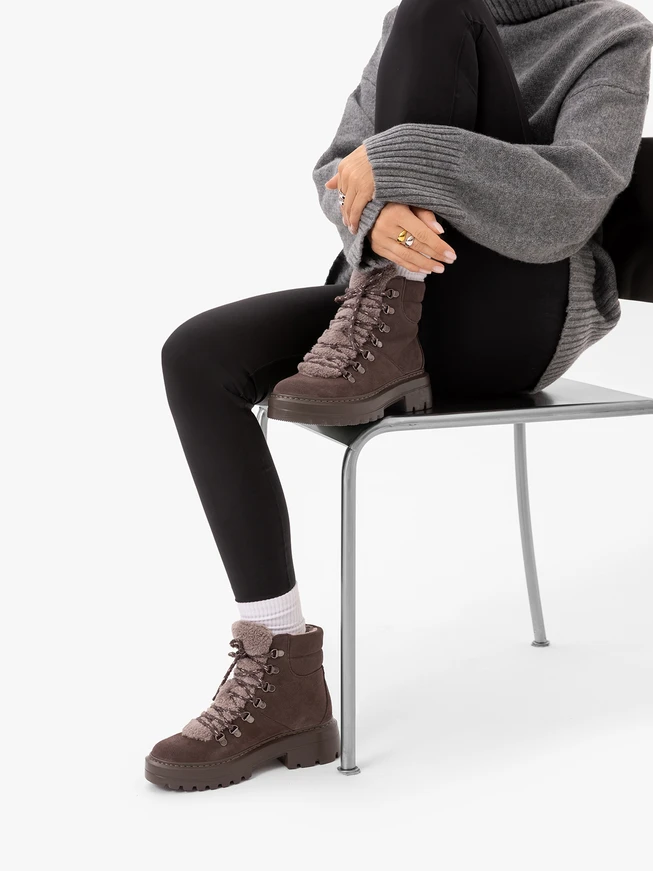 Brown snow boots with fur lining