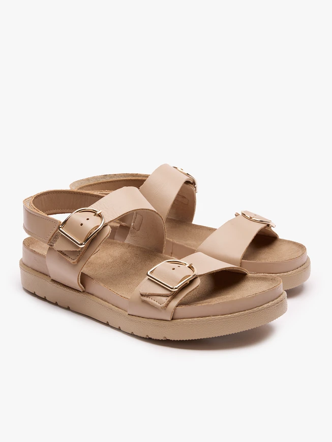 Beigefarbene Sandalen aus genarbtem Leder