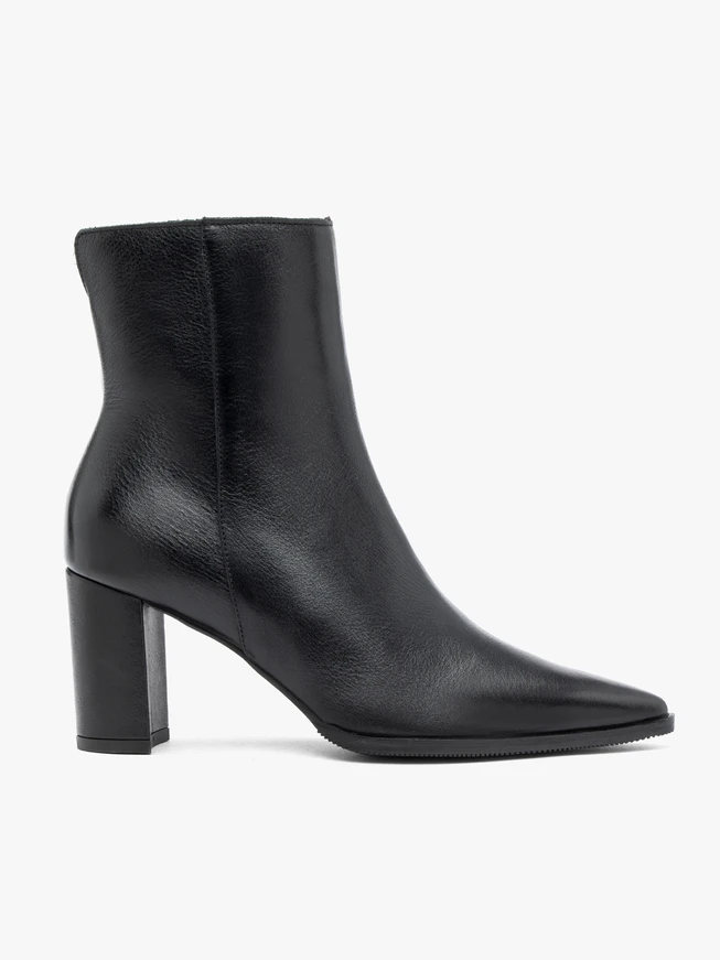 Schwarze höhere Stiefel