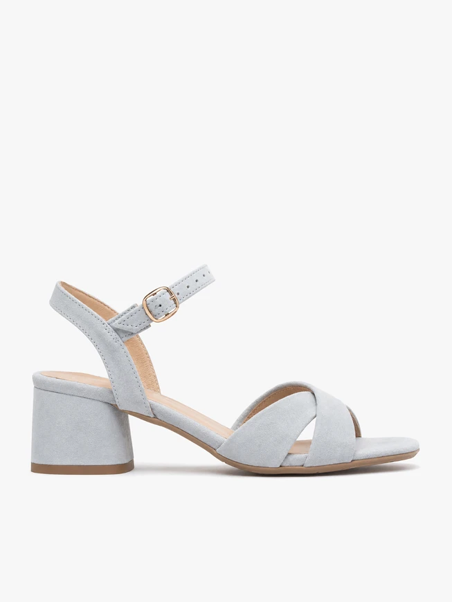 Hellblaue hochhackige Sandalen
