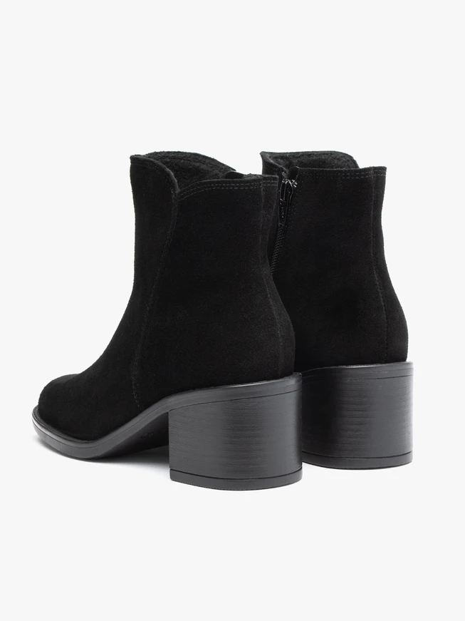 Schwarze Veloursstiefel