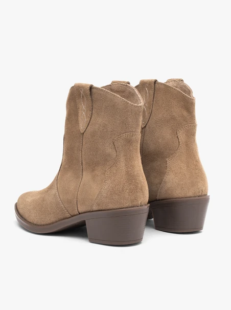 Beigefarbene Cowboystiefel