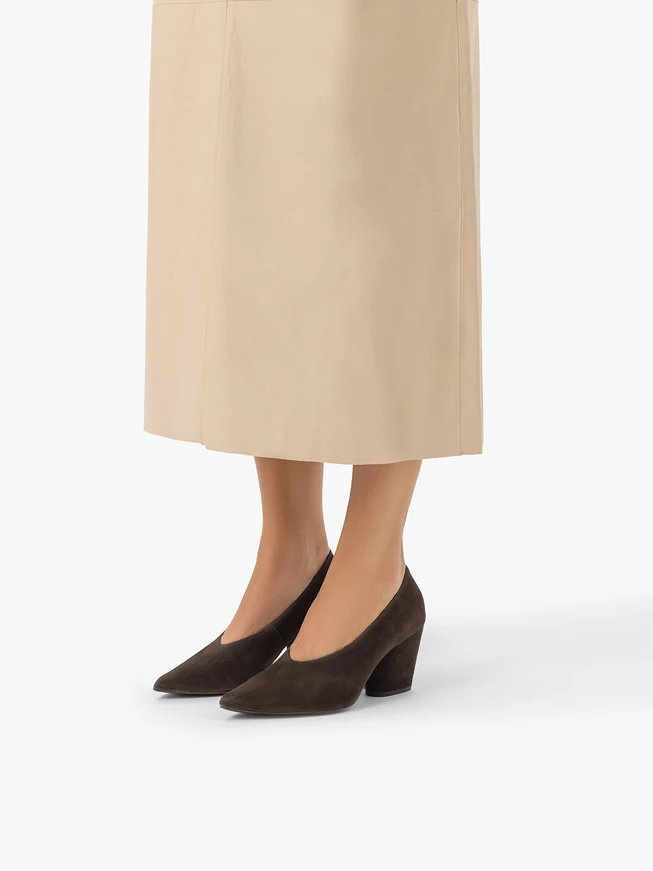 Dark brown velour leather pumps