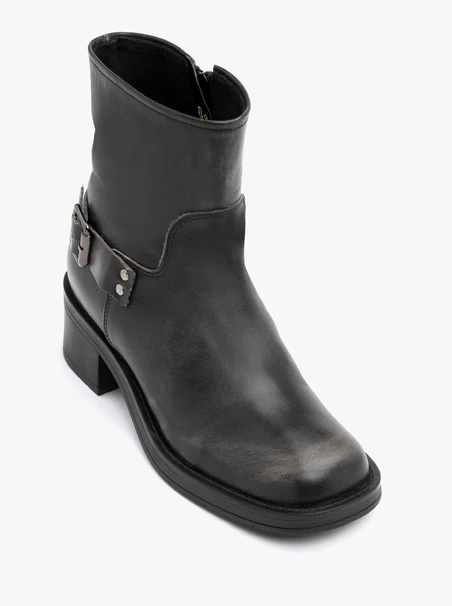<p>Black-and-gray biker boots</p>