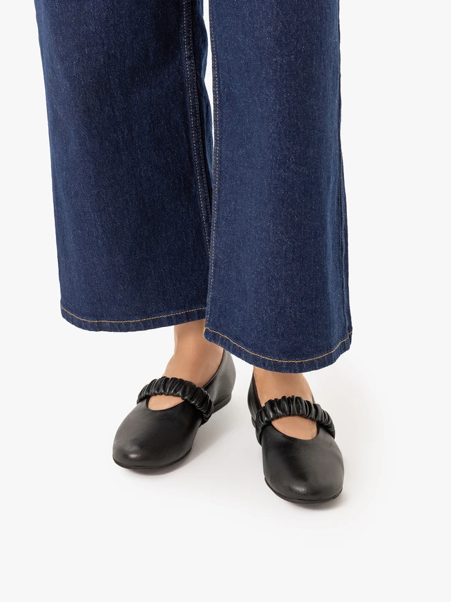 Black ballerinas with crinkle strap