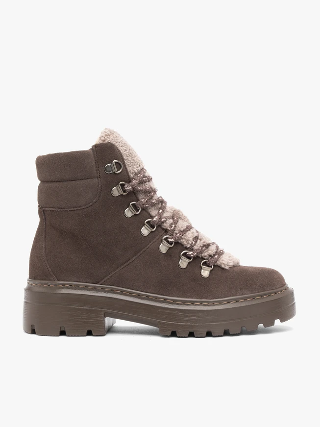 Brown snow boots with fur lining