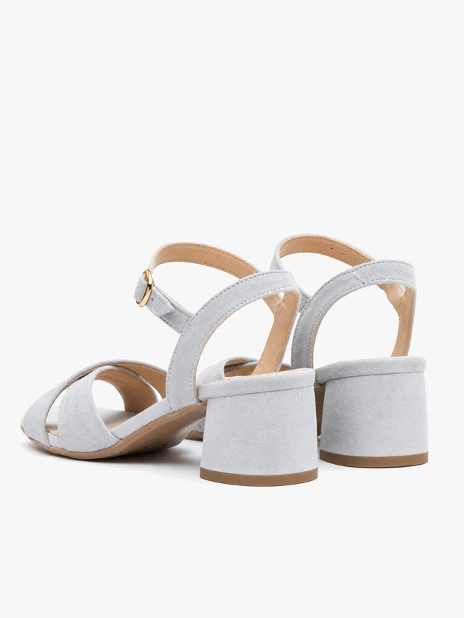 Hellblaue hochhackige Sandalen