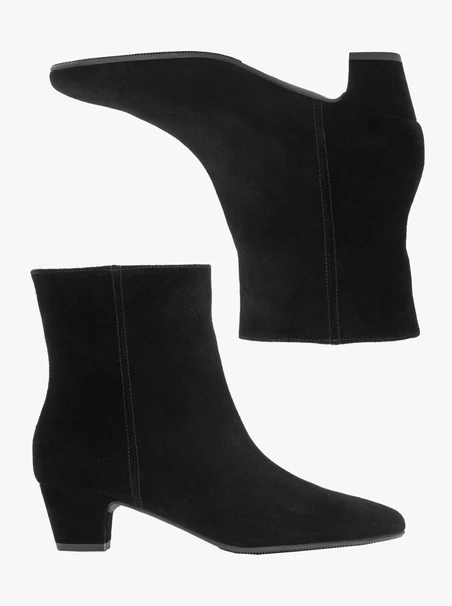 Schwarze Veloursstiefel mit niedrigen Absätzen