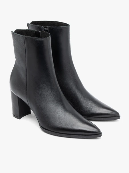 Schwarze höhere Stiefel