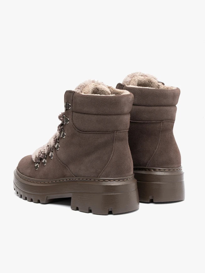 Brown snow boots with fur lining