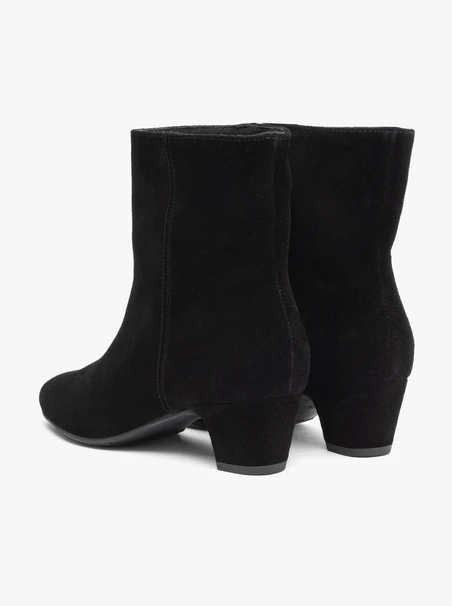 Schwarze Veloursstiefel mit niedrigen Absätzen