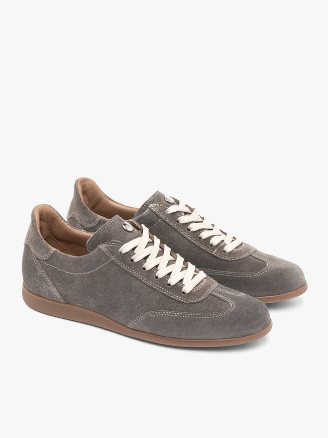 Sportschuhe aus grauem Veloursleder