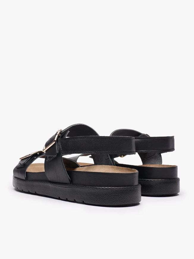 Schwarze Sandalen aus genarbtem Leder