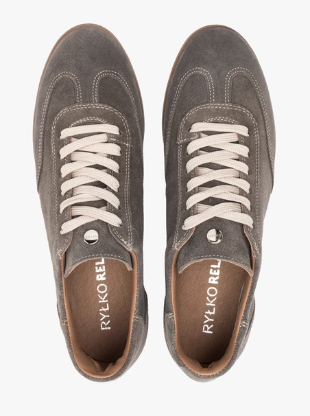 Sportschuhe aus grauem Veloursleder