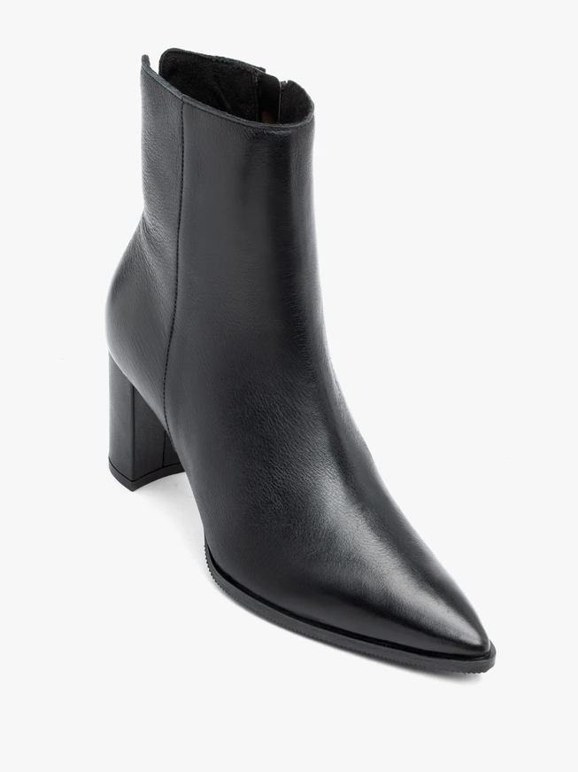 Schwarze höhere Stiefel