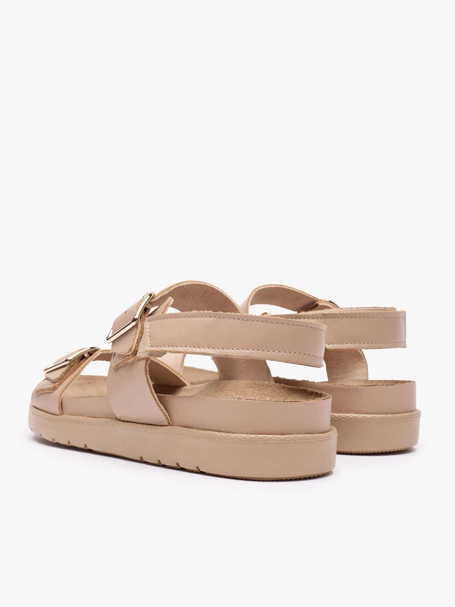 Beigefarbene Sandalen aus genarbtem Leder