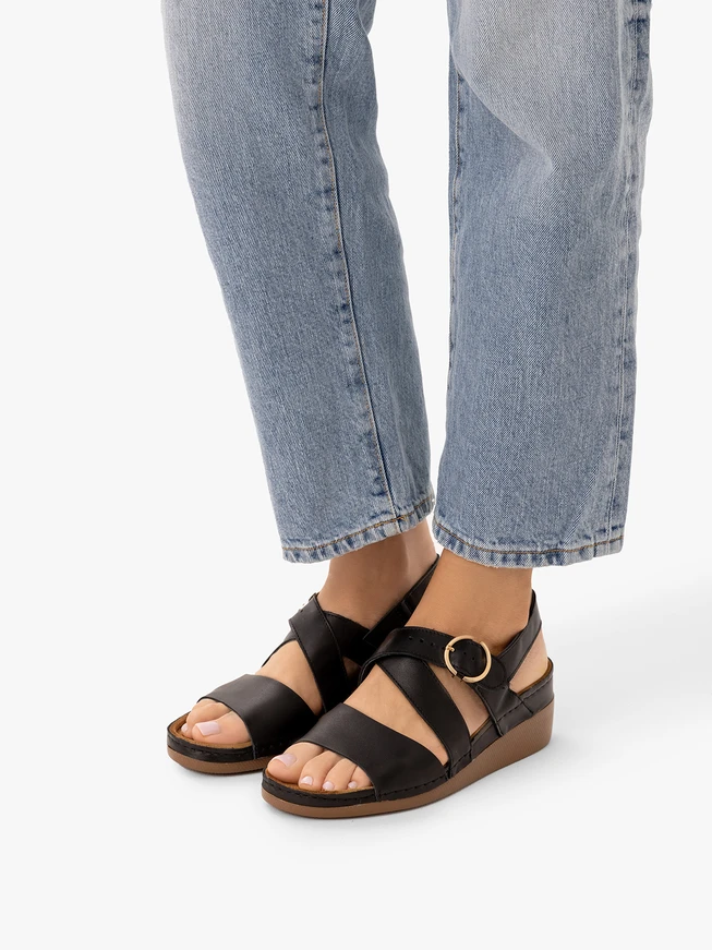 Schwarze Sandalen mit niedrigen Absätzen