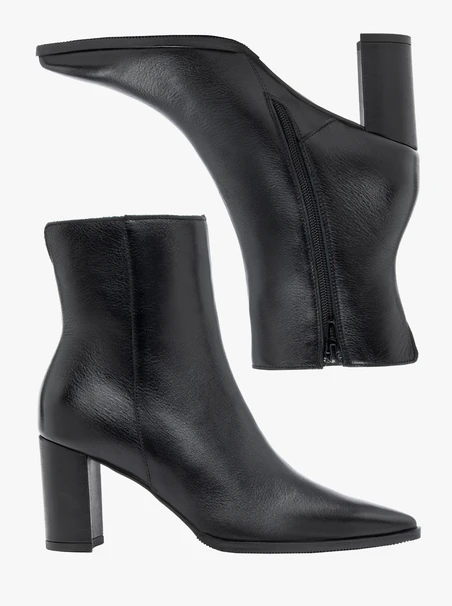 Schwarze höhere Stiefel