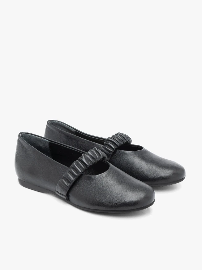 Black ballerinas with crinkle strap