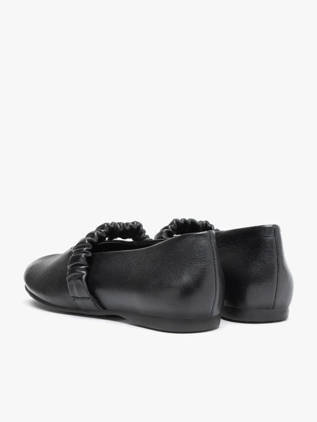 Black ballerinas with crinkle strap