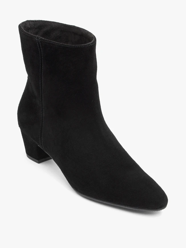 Schwarze Veloursstiefel mit niedrigen Absätzen