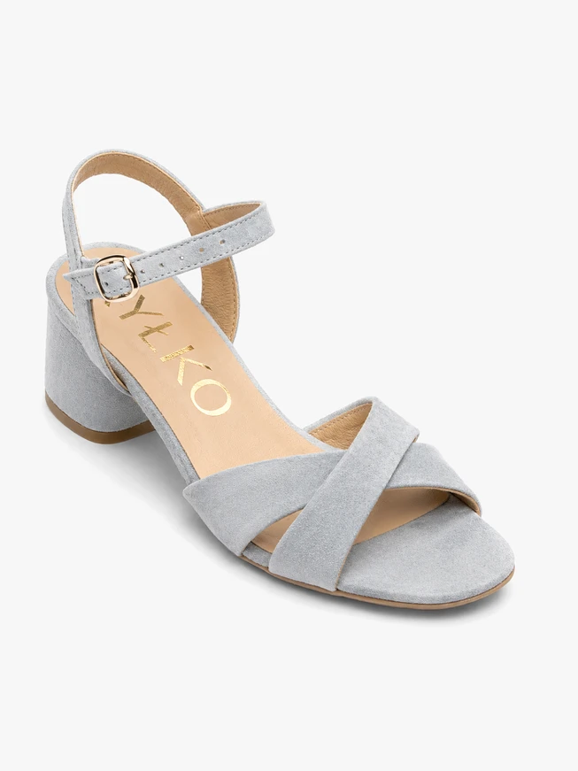 Hellblaue hochhackige Sandalen