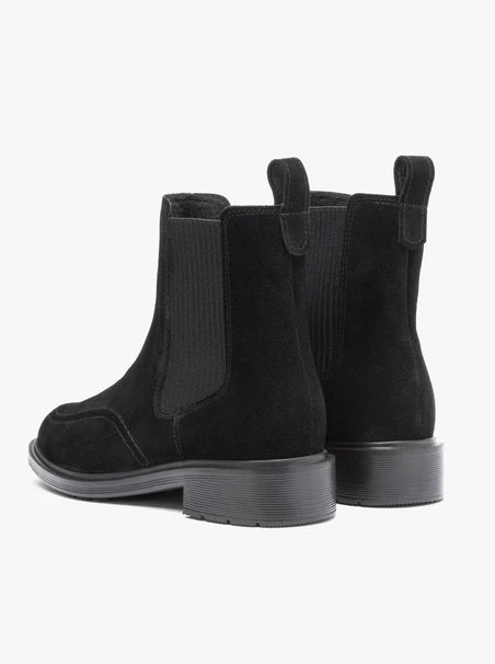 Schwarze Velourspantoffeln